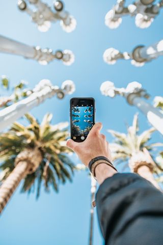 举起黑色智能手机的人