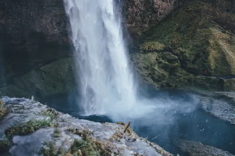 黑色,蓝色,灰色,绿色,苔藓,岩石,瀑布,水 黑色,蓝色,灰色,绿色,苔藓,岩石,瀑布,水