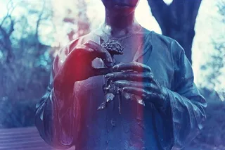 一个人，成年人，腹部中部，手持，聚焦前景，人手，白天，特写