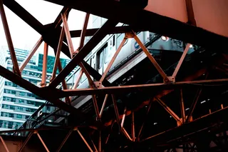 列车在金属桥梁上的低角度照片