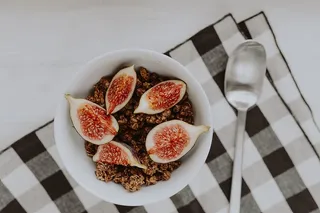 一碗松脆的格兰诺拉麦片和无花果