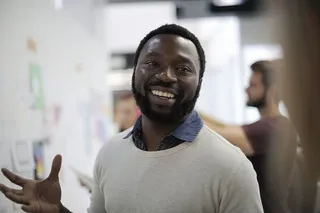 穿米色毛衣的男人