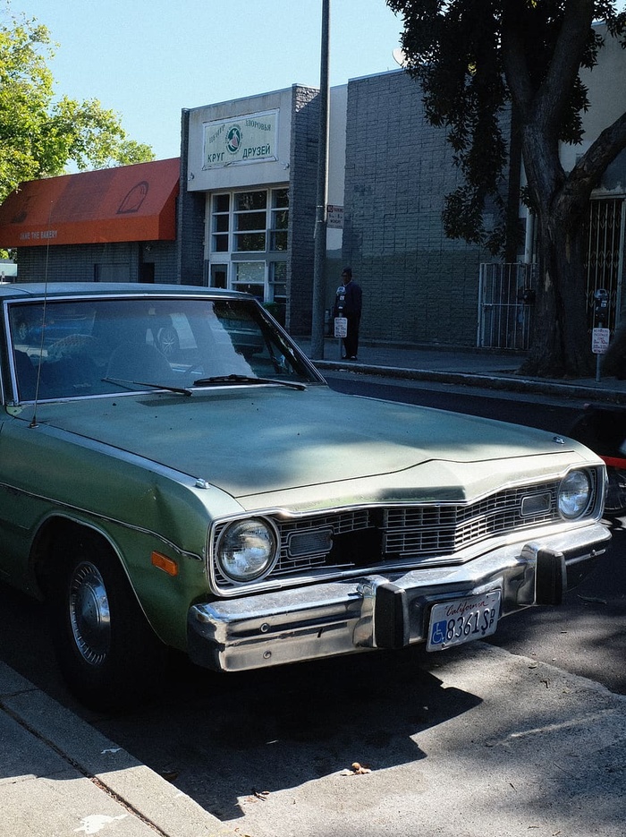 铺好路面的灰色汽车