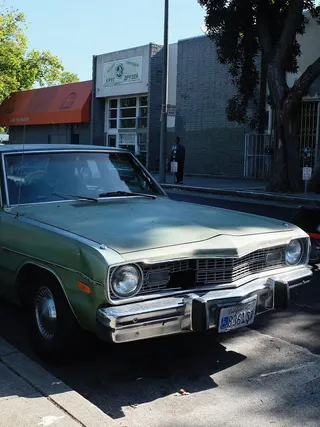 铺好路面的灰色汽车