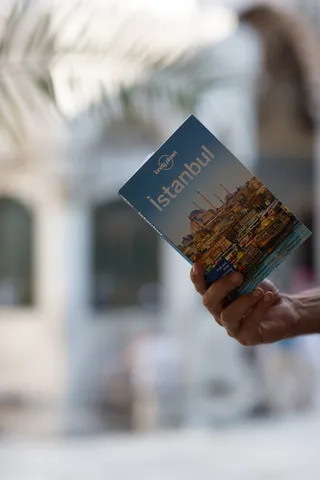 持有伊斯坦布尔图书的人