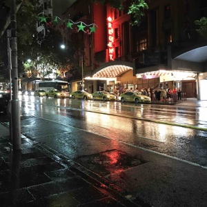 澳大利亚墨尔本，柯林斯街，夜间，夏季，出租车，丽晶酒店，城市
