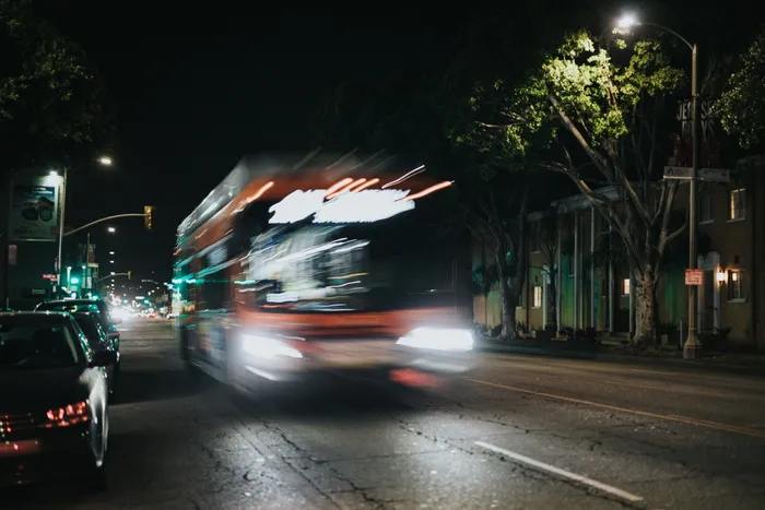 穿过道路的白色公共汽车