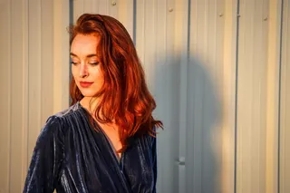 穿着蓝色上衣向下看的女人