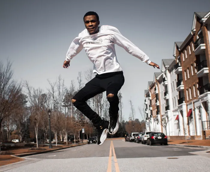 男子在公路上跳跃