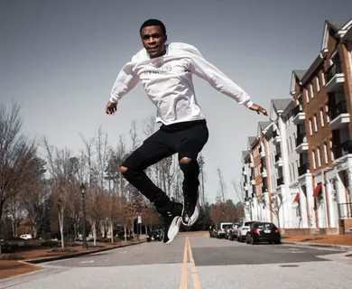 男子在公路上跳跃