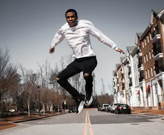 男子在公路上跳跃