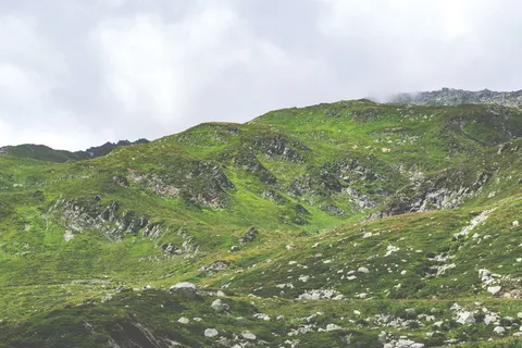 绿草如茵的山人,山,高地,云,天空,风景,自然,山谷 绿草如茵的山人,山,高地,云,天空,风景,自然,山谷