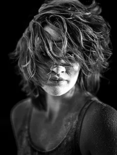 无袖上衣女人的灰度照片