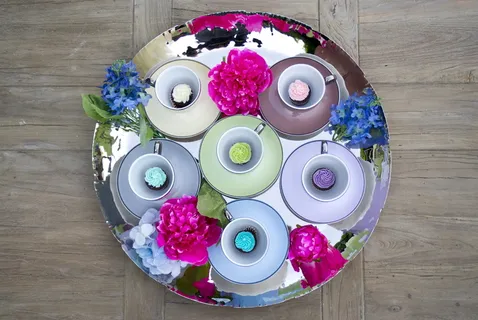 白色茶杯和茶碟