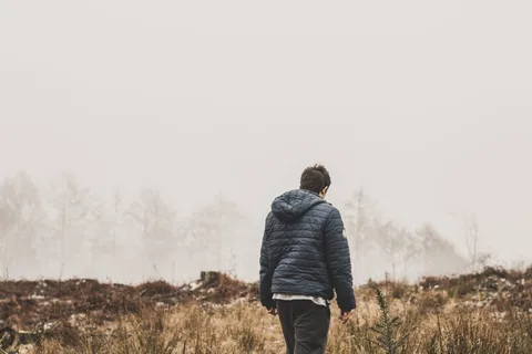 穿着蓝色泡泡夹克的男子