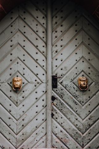 装饰复杂的门上雕刻着说唱歌手