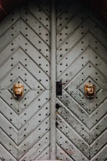 装饰复杂的门上雕刻着说唱歌手 装饰复杂的门上雕刻着说唱歌手
