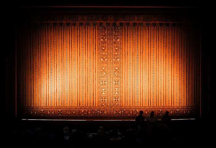 人群聚集、剧院、黑暗、灯光、舞台、人群、剪影、舞台-表演空间
