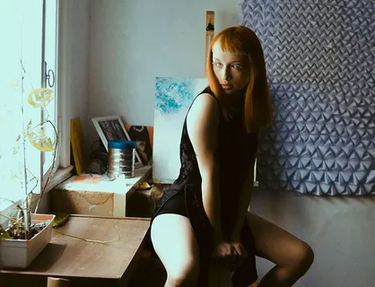 坐在窗边抽屉上的女人 坐在窗边抽屉上的女人