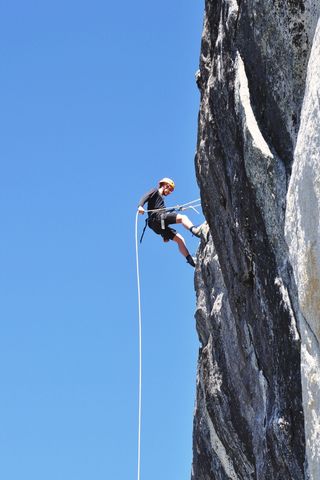 攀岩，运动，岩石-物体，天空，岩石，固体，低角度视图，攀岩