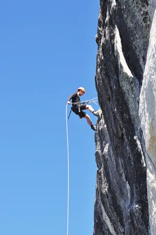 攀岩，运动，岩石-物体，天空，岩石，固体，低角度视图，攀岩