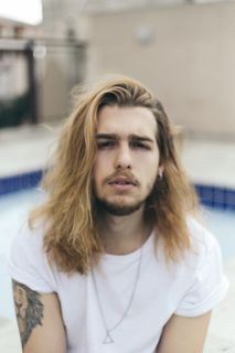 白色圆领衬衫男士