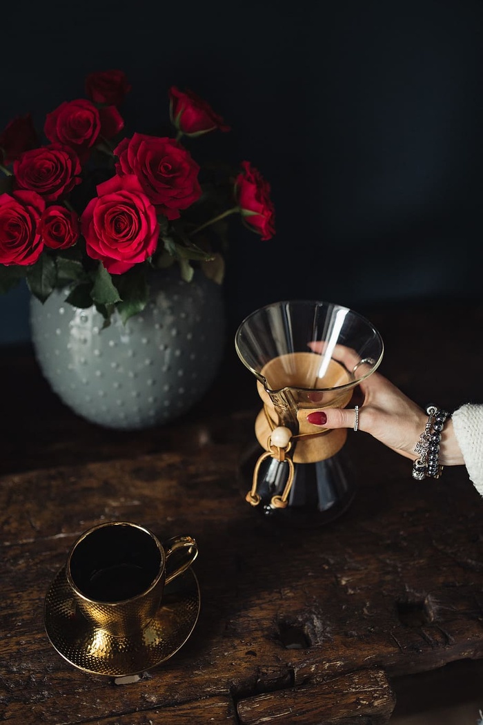 享受一杯精心调制的咖啡，和一只狗玩耍