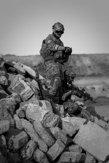 战争，沙漠，枪支，枪战，士兵，行动，烟雾，沙子