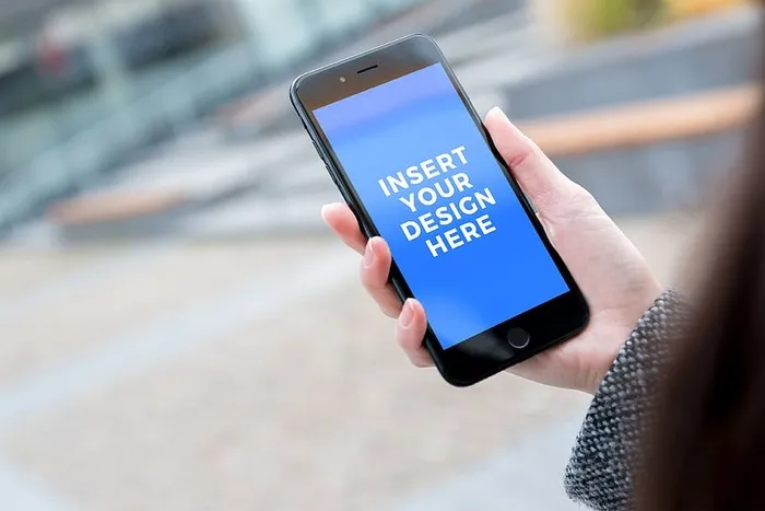 免费PSD模型。办公中心的女士使用iPhone 7黑色喷射