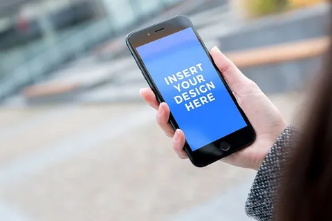 免费PSD模型。办公中心的女士使用iPhone 7黑色喷射