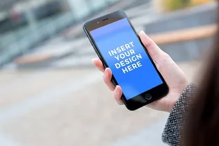 免费PSD模型。办公中心的女士使用iPhone 7黑色喷射