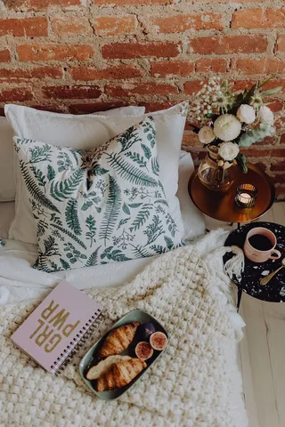 一间漂亮的女人卧室，里面有一束美丽的花