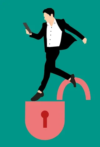 男子带着锁上的设备，打开网络安全威胁。