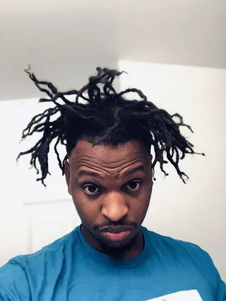 男人露出他可怕的头发