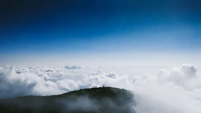 悬崖，云朵，高山，天空，山顶，皇室形象，自然