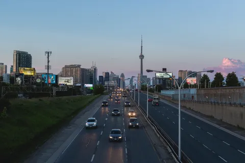 沥青路面上的汽车 沥青路面上的汽车