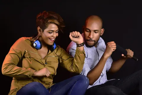 成人、音乐、听力、声音、男人、女人、夫妇、乐趣