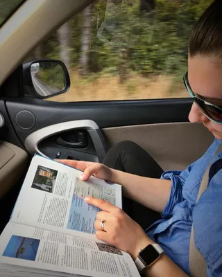 苹果手表，模糊背景，模糊，书籍，汽车，驾驶，驾驶，常青树