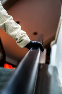 靠在栏杆上的人 靠在栏杆上的人