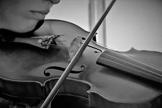 拉小提琴的女人