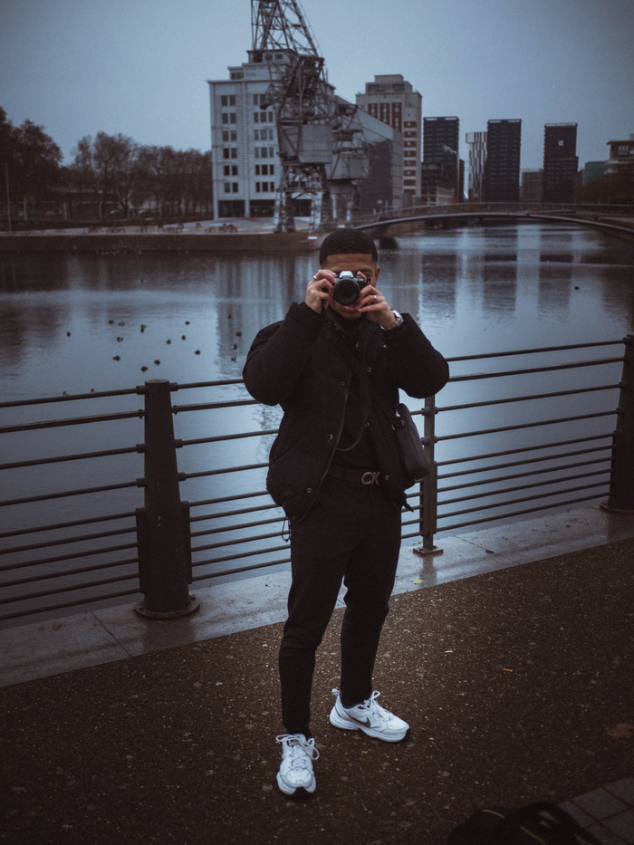 拍照的人，鞋，衣服，鞋，衣服，人，人，摄影师
