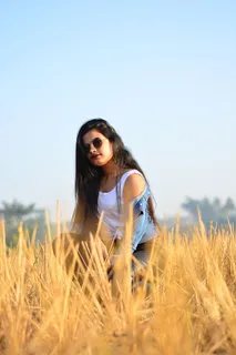 跪在棕色草地上的女人 跪在棕色草地上的女人