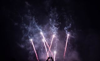 烟花，天空，夜晚，火花，人，光明，黑暗，夜晚