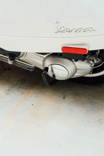 Vespa摩托车特写照片