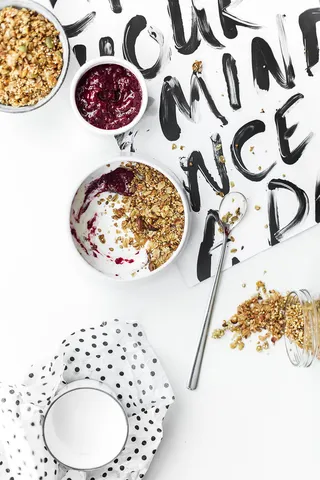 在圆形白色陶瓷杯上压碎食物