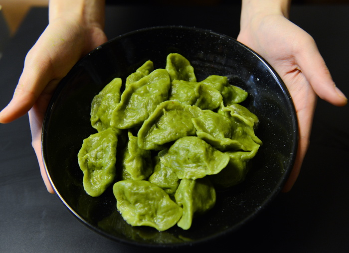 在圆形黑色陶瓷盘子上烤食物