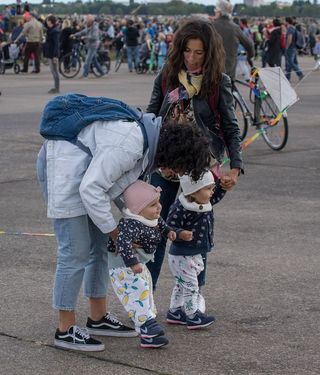 人类，孩子，双胞胎，快乐，道路，女人，真人，生活方式