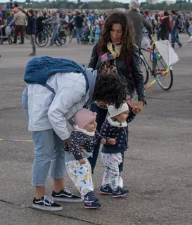 人类,孩子,双胞胎,快乐,道路,女人,真人,生活方式 人类,孩子,双胞胎,快乐,道路,女人,真人,生活方式