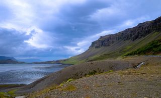 多云天空下的近水山脉
