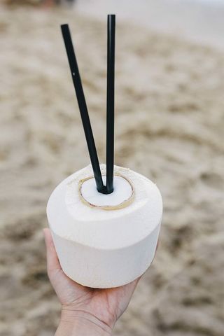 手持新鲜椰子的雌性